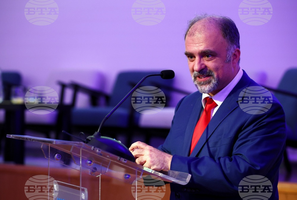 Международна конференция-дискусия „Изправени пред войната“