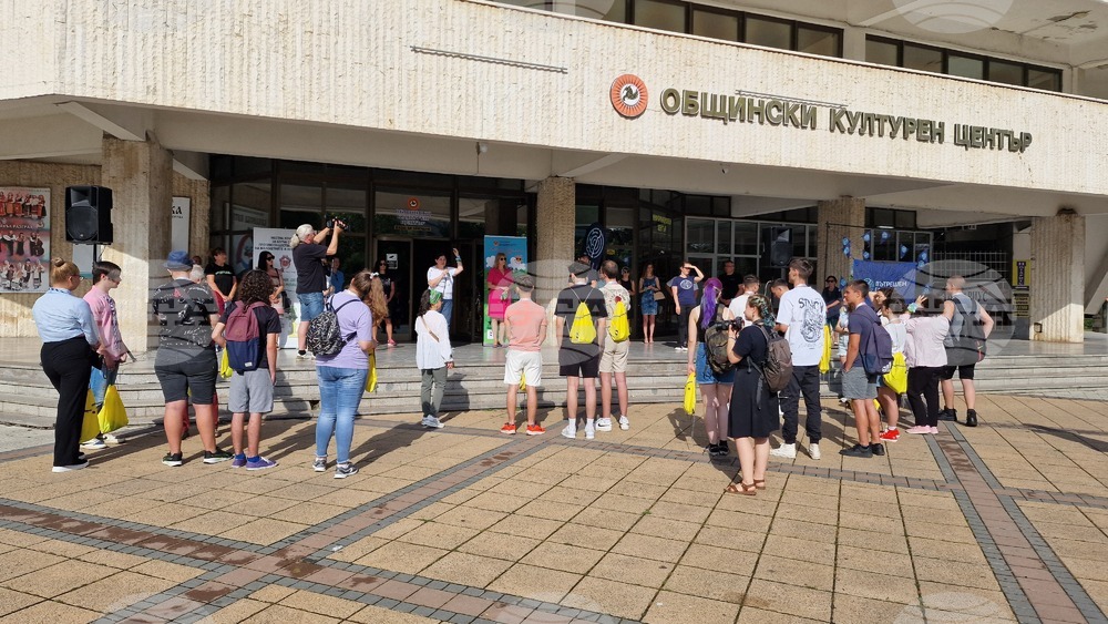 Гимназисти се впуснаха в търсене на загадки в първите „РазГРАДСКИ игри на открито“