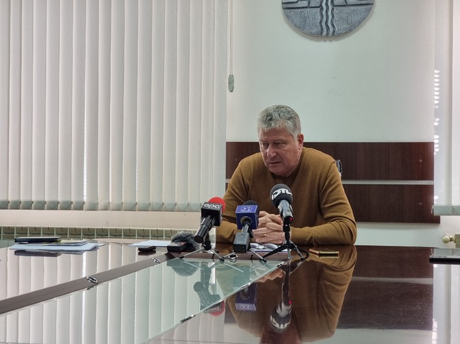 Държавата да отпусне пари за ремонт на единствения в момента път до авиобаза Безмер, настояват от община Тунджа