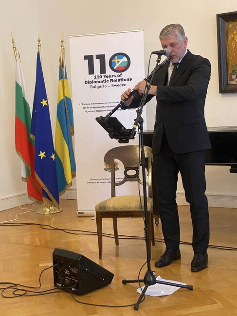 По повод 110 г. дипломатически отношения между България и Швеция в посолството на България в Стокхолм се състоя концерт-спектакълът „Антарктически приказки“ на виртуозния български изпълнител Теодосий Спасов