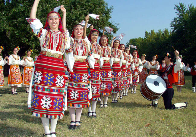 Седем танцови ансамбъла ще участват на тридневния фестивал "С танците на дедите ни" в Димитровград