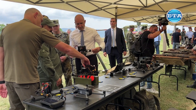 От днес отваряме вратата за нов род войски в българската армия – войските на безпилотните системи, каза президентът Румен Радев в Казанлък