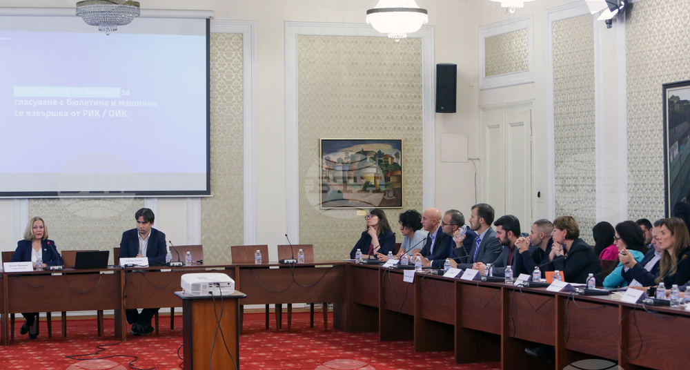 Парламент - преброителни центрове - обсъждане