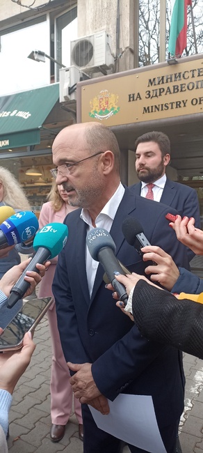 Министър Меджидиев: Ще бъде създадена единна номенклатура на лекарствените продукти, отпускани по лекарско предписание