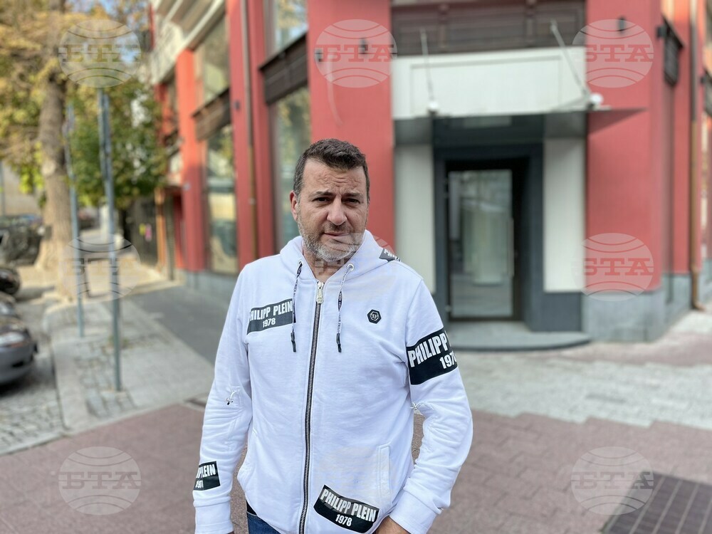 "Поел съм ангажимент Ботев (Пловдив) да играе на стадион "Христо Ботев" от месец февруари догодина", заяви строителят на "Колежа"