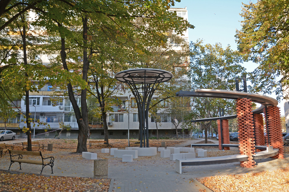 Облагородиха междублокови пространства в ж.к. „Трошево“