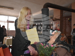 Снимка: Община Ловеч - Кметът на Ловеч поздрави лично столетница от село Радювене