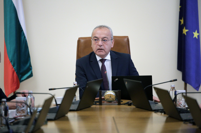Гълъб Донев: Експлозията на двете ракети налага спешно преосмисляне на действията, с които да запазим мира