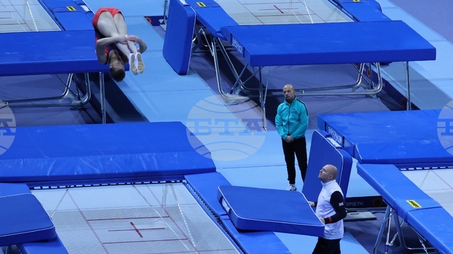 Финал и два полуфинала за България във втория ден на Световното първенство по скокове на батут в Испания