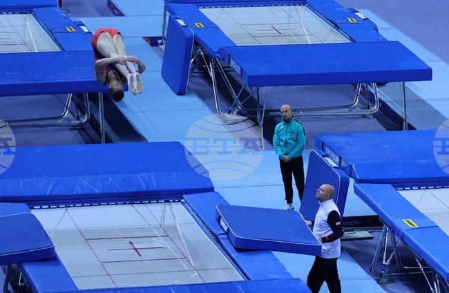 Финал и два полуфинала за България във втория ден на Световното първенство по скокове на батут в Испания