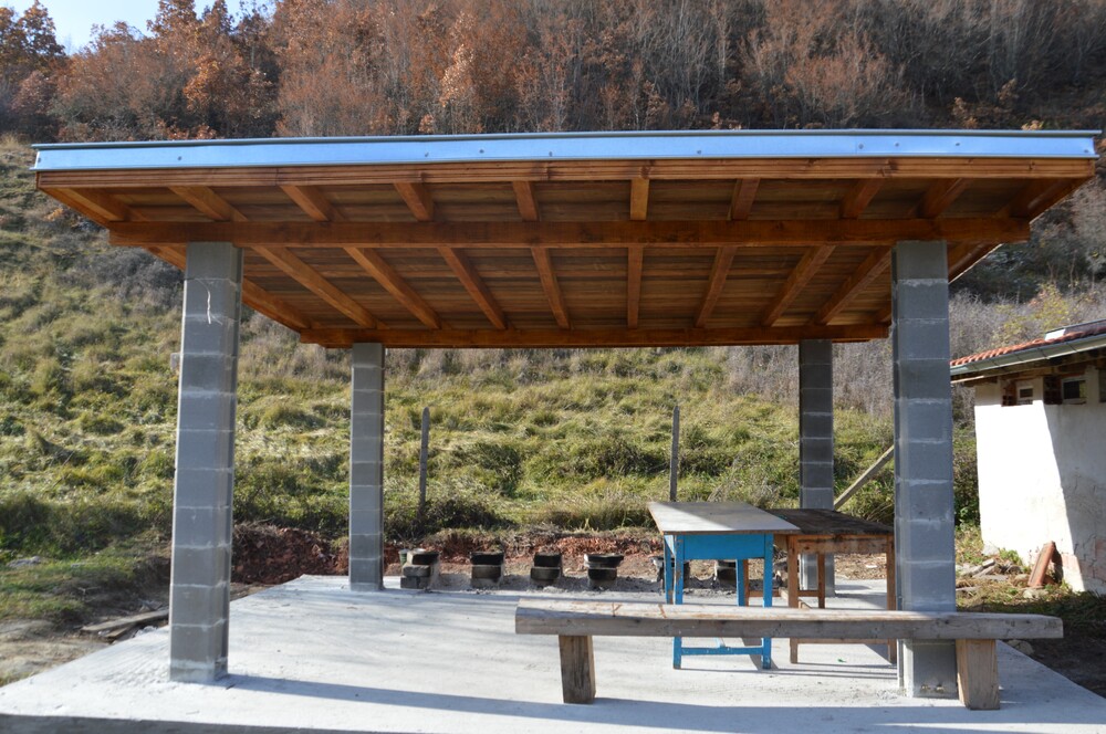 С грижа за хората в малките населени места! Община Благоевград изгради нов навес при черквата в с. Логодаж