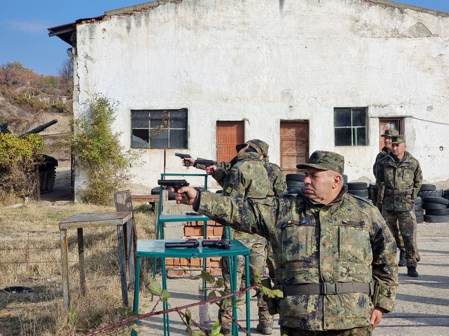 Шест отбора премериха сили в турнира по стрелба с пистолет "Макаров" на учебен център "Батмиш" край Сливен