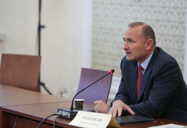 България трябва внимателно да намалява енергийните си мощности, защото няма откъде да внася ток, предупреди министър Христов