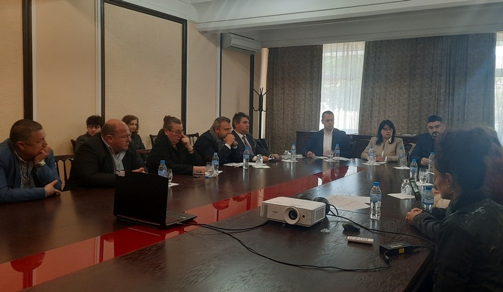 Областният управител участва в работна среща, на която се обсъди състоянието в областната болница и протеста на част от персонала