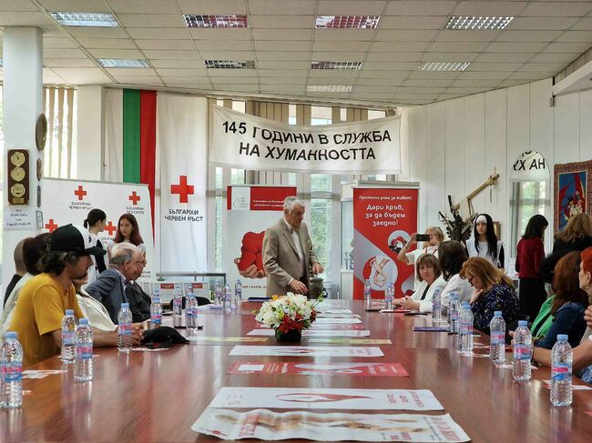 С плакети и грамоти БЧК отличи 11 кръводарители с принос към каузата по повод Световния ден на кръводарителя