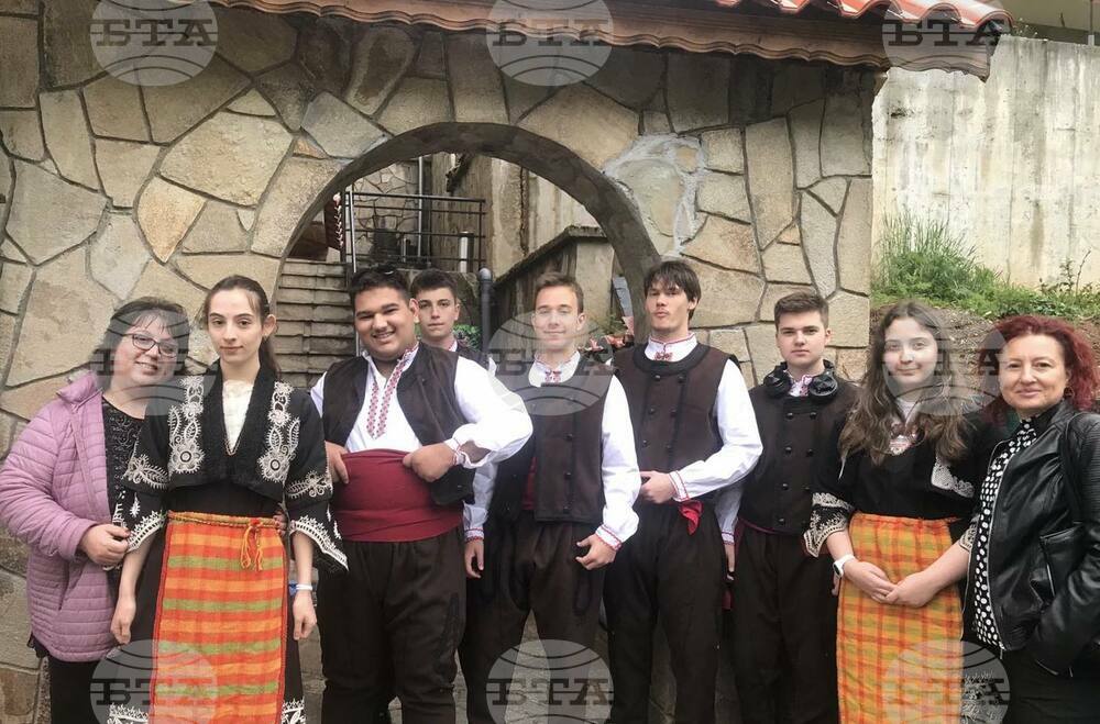 Възпитаници от Българско средно училище „Д-р Петър Берон“ в Прага представиха своите родови истории в документален спектакъл