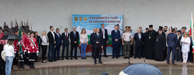 Държавният глава: Повелята на нашето време е да предадем националните ни ценности и идеали, славната ни история и опит на младите българи