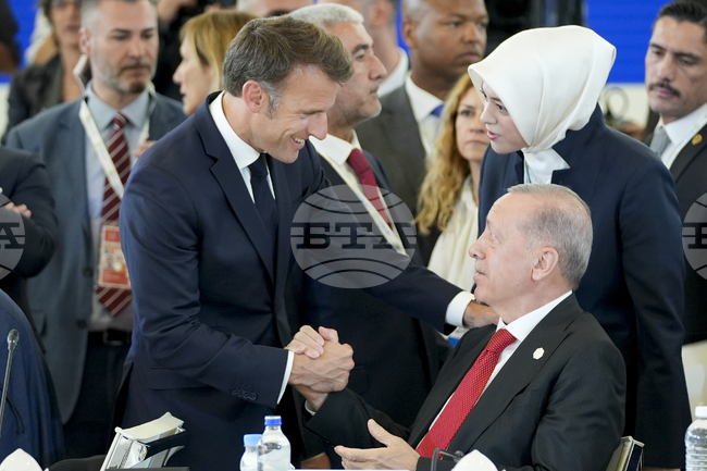 Ердоган каза на Макрон, че за справедлив и дълготраен мир в Украйна трябва да бъдат използвани всички дипломатически ресурси