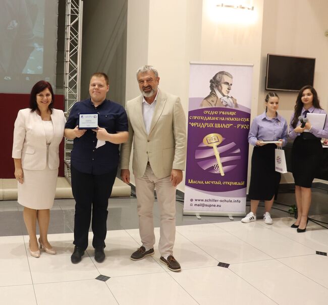 ОА Русе: Първенецът на випуска на немската гимназия в Русе Лъчезар Борисов получи дипломата си за средно образование от Драгомир Драганов