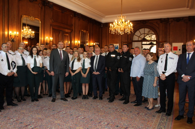 МВР: Българските полицаи, които ще подпомагат френските си колеги за обезпечаване сигурността на летните Олимпийски и Параолимпийски игри в Париж се срещнаха днес с посланика на Франция в България