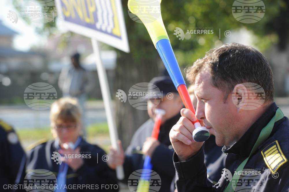 Полицаи протестират пред министерството на труда в Букурещ с искане за актуализиране на заплатите