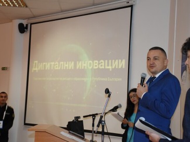 Кметът Иван Портних поздрави участниците в конференция за дигитални иновации