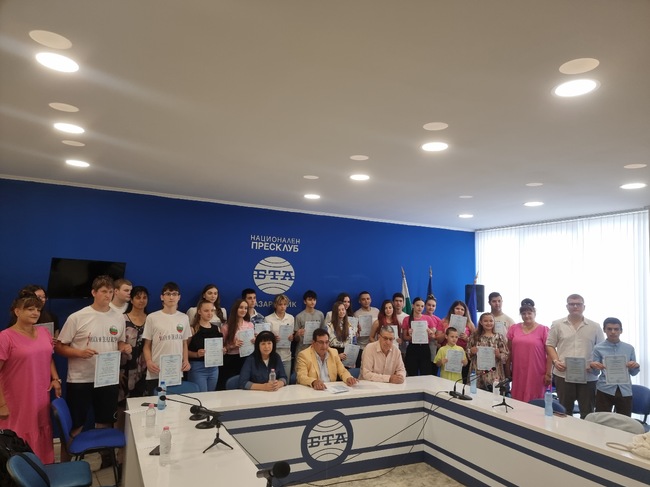 Фондация "Надеждата на Пазарджик" отличи с грамоти и финансови стимули на ученици с постижения в образованието, науката и изкуствата.