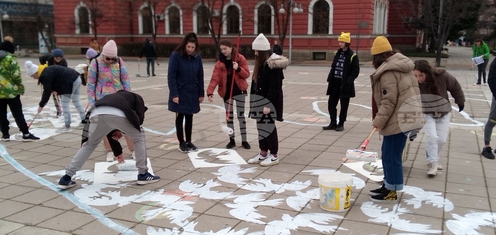 Голям бял гълъб като послание за мир изрисуваха деца на централния площад в Кюстендил