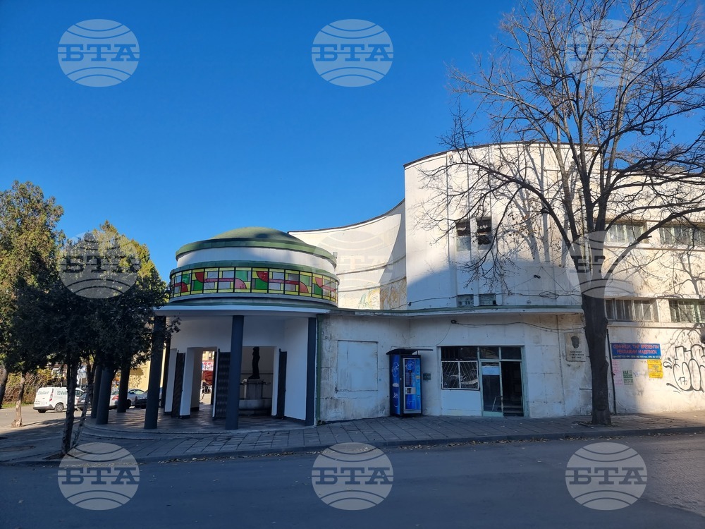 Почистват и възстановяват фасадата на Минералната баня в Ямбол