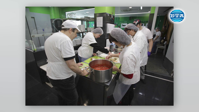 Цвят и любов са най-важните съставки за всяко ястие – този урок предаде на хора с интелектуални затруднения шеф-готвачът Лука Малакрида