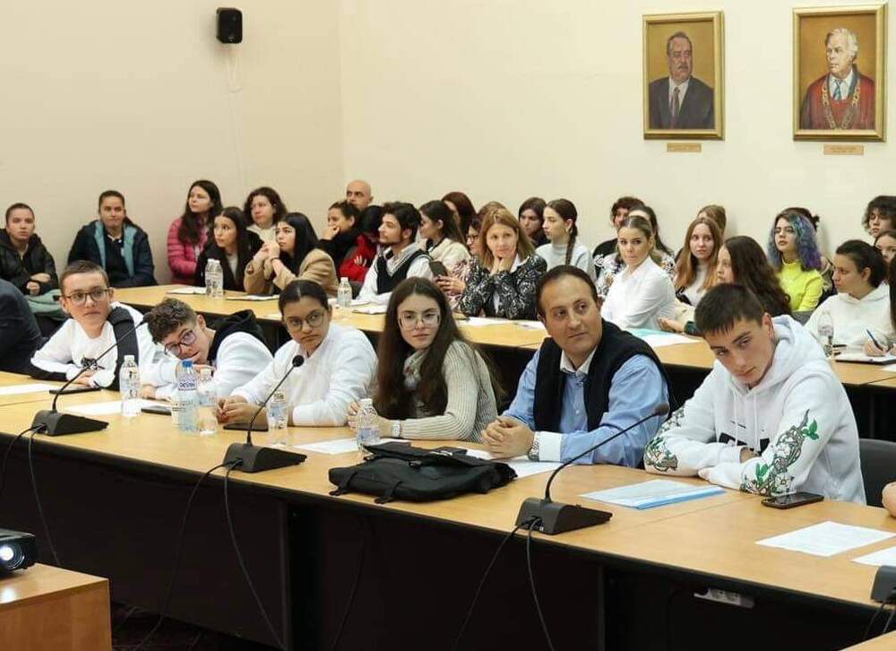 Ученици от професионалната гимназия по електроника и електротехника с интереси във философията