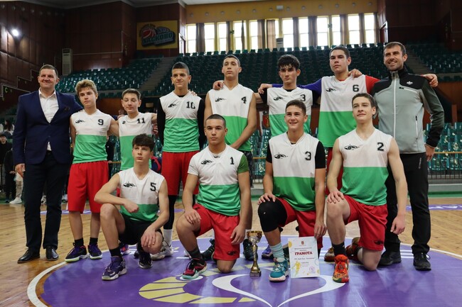 Баскетболистите на ПМГ „Акад. Боян Петканчин“ спечелиха шампионските титли в Общинското ученическо първенство