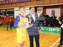 Снимка: Община Хасково - Баскетболистите на ПМГ „Акад. Боян Петканчин“ спечелиха шампионските титли в Общинското ученическо първенство