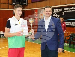 Снимка: Община Хасково - Баскетболистите на ПМГ „Акад. Боян Петканчин“ спечелиха шампионските титли в Общинското ученическо първенство