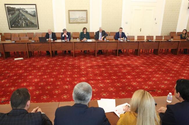 Корнелия Нинова: Отклони се общественото внимание от темата за доходите, инфлацията и обедняването