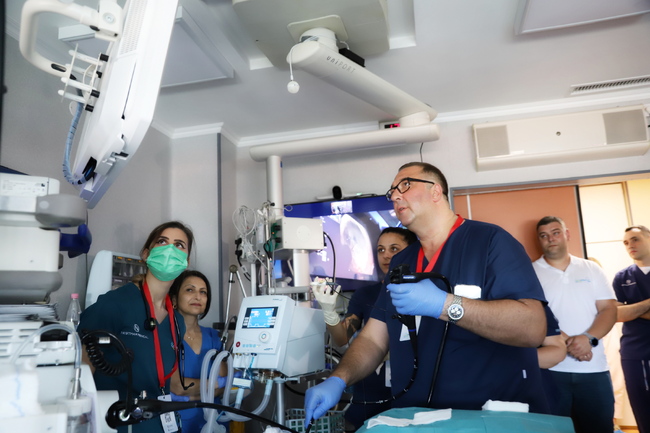 350 медици наблюдаваха на живо 30 ендоскопски манипулации във ВМА