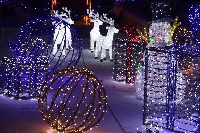 Празничният месец декември идва с дъх на канела, която ще се носи от атрактивно Коледно градче, ситуирано в Градската градина на Благоевград