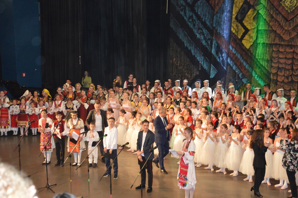 Децата на Благоевград поднесоха вълнуващ благотворителен концерт-спектакъл по случай Деня на християнското семейство