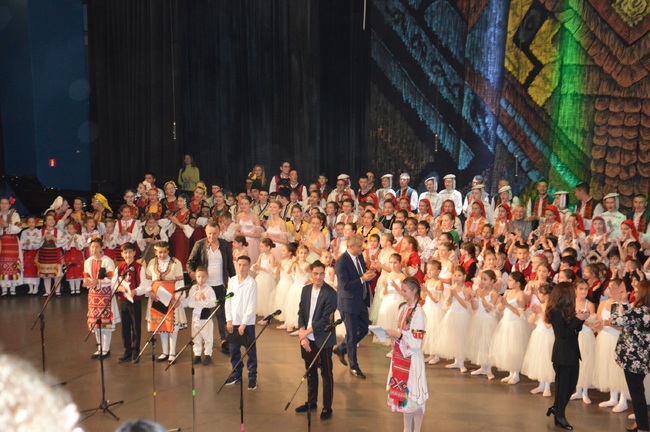 Децата на Благоевград поднесоха вълнуващ благотворителен концерт-спектакъл по случай Деня на християнското семейство