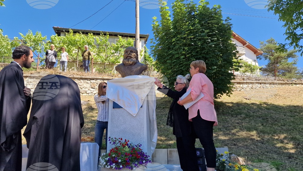 В село Хвойна откриха бюст-паметник на отец Атанас Аролски