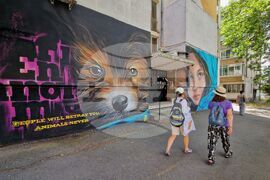 Бургас - жилищна сграда - графити