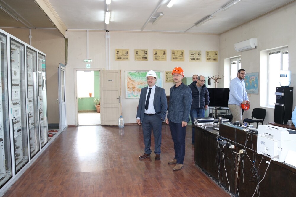 Министърът на енергетиката инспектира реконструкцията на една от най-старите подстанции край Девня