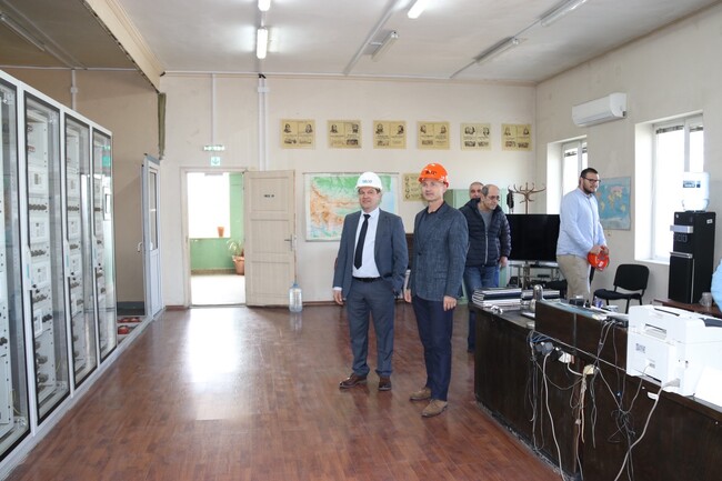 Министърът на енергетиката инспектира реконструкцията на една от най-старите подстанции край Девня