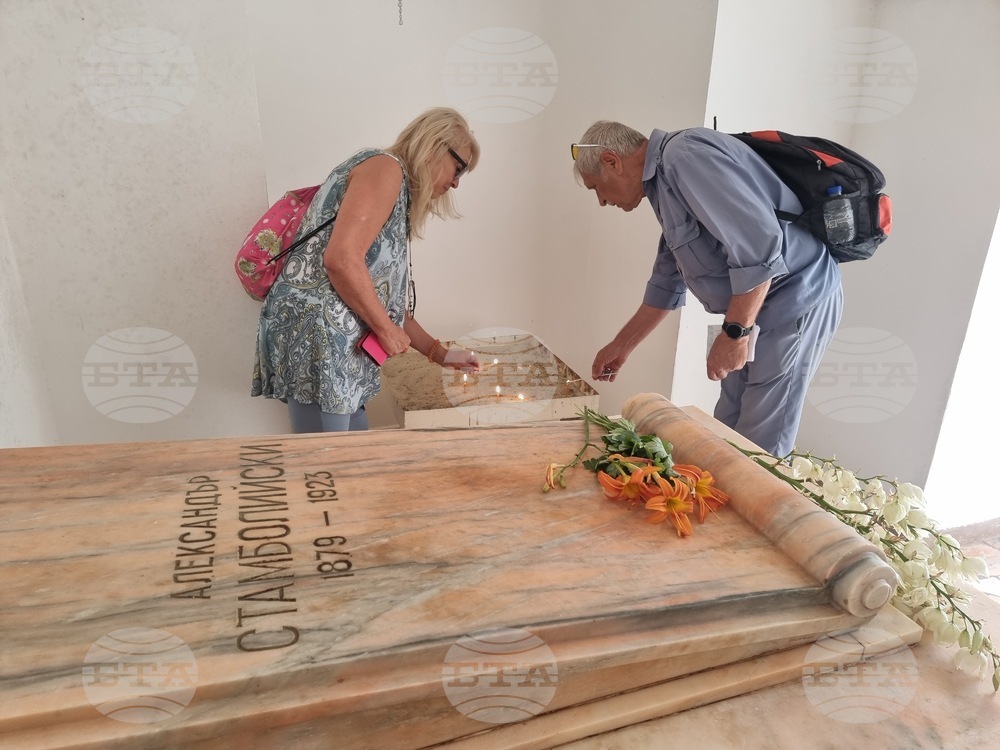 Село Славовица - Александър Стамболийски - костница - поклонение