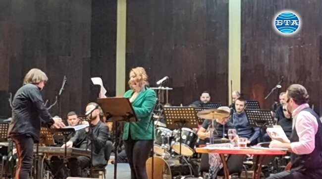 Актрисата Милица Гладнишка влезе в ролята на певица пред видинската публика