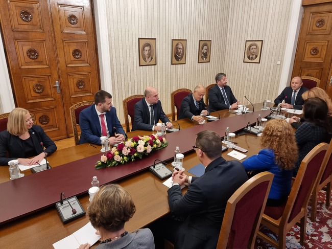 Няма малки и големи политически сили в парламента, отговорността е обща, заяви президентът Румен Радев