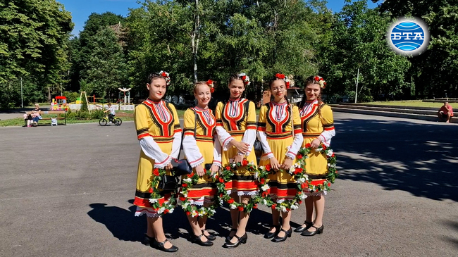 Самодейци от читалищата от Лудогорието показват богатството на фолклора на фестивал в Разград