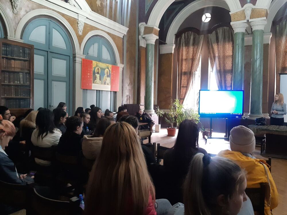 Ученици от Хуманитарната гимназия „Св. Св. Кирил и Методий“ в гр. Пловдив питат магистрати как да станат прокурори 