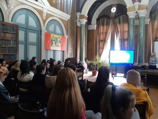 Ученици от Хуманитарната гимназия „Св. Св. Кирил и Методий“ в гр. Пловдив питат магистрати как да станат прокурори 