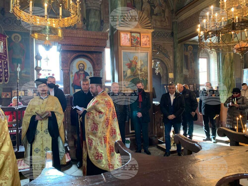 Молебен за мир отслужиха свещеници в Смолян